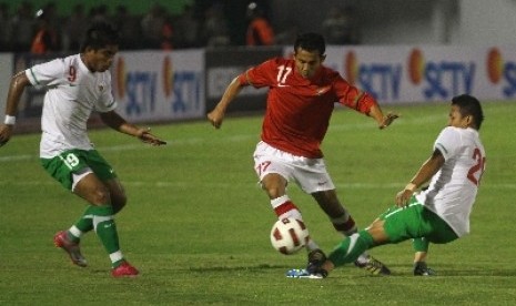 Pemain timnas, M Ilham (tengah) saling berebut bola dengan pemain timnas U-23 Zulham Zamrun (kiri).