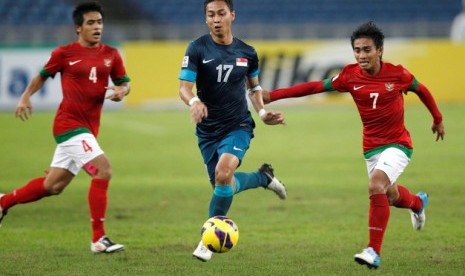 Pemain timnas M Tufiq dan Novan Setya membayangi striker Singapura Syahril Ishak dalam lanjutan Piala AFF di Stadion Bukit Jalil Malaysia. Indonesia menang 1-0