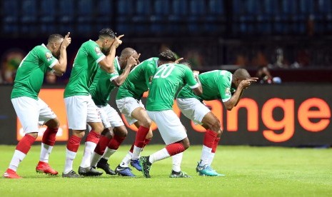 Pemain Timnas Madagaskar melakukan selebrasi usai menjebol gawang Guinea di babak penyisihan Grup B Piala Afrika 2019 di Alexandria, Mesir, pada 22 Juni 2019.