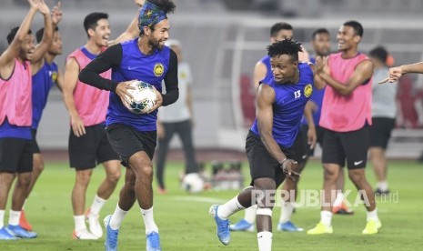 Pemain timnas Malaysia La'Vere Corbin-Ong (kiri) dan Mohamadou Sumareh (kanan) mengikuti latihan resmi di Stadion Utama Gelora Bung Karno, Senayan, Jakarta, Rabu (4/9/2019). 