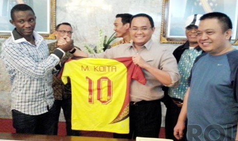  Pemain timnas Mali Morimakan Koita, berjabat tangan dengan Presiden Sriwijaya FC Dodi Reza Alex (tengah), usai menandatangani kontrak dengan Sriwijaya FC di Palembang, Jumat (5/12).