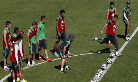 Pemain Timnas Meksiko melakukan latihan menendang bola jelang perhelatan Piala Dunia 2014 Brasil. 