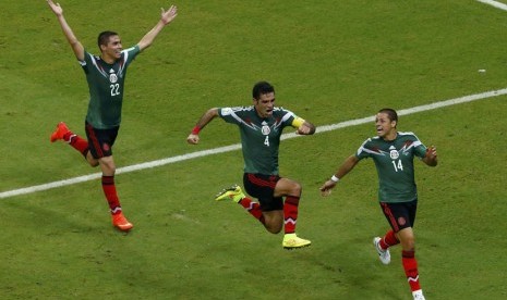 Pemain Timnas Meksiko melakukan selebrasi usai menjebo gawang Kroasia di laga terakhir Grup A Piala Dunia 2014 Brasil di Arena Pernambuco, Recife, Senin (23/6). 