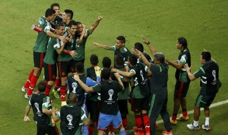 Pemain Timnas Meksiko melakukan selebrasi usai menjebol gawang Kroasia di laga Grup A Piala Dunia 2014 di Arena Pernambuco, Recife, Senin (23/6). 