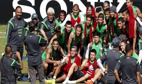 Pemain Timnas Meksiko menyempatkan diri berfoto bersama usai menggelar latihan di Santos jelang persiapan Piala Dunia 2014 Brasil. 