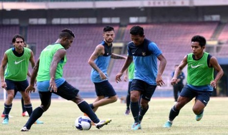 Pemain Timnas melakukan sesi latihan di Stadion Gelora Bung karno (GBK), Jakarta, Selasa (12/3).