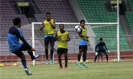 Pemain Timnas melakukan sesi latihan di Stadion Gelora Bung karno (GBK), Senayan, Jakarta, Rabu (20/3). 