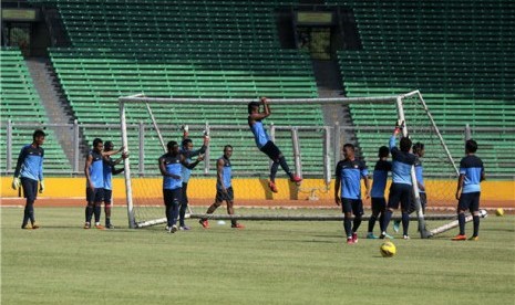 Pemain Timnas melakukan sesi latihan di Stadion Gelora Bung karno (GBK), Senayan, Jakarta, Rabu (20/3). 