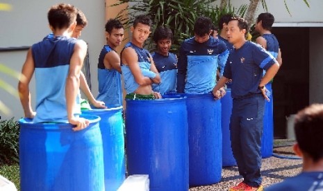 Pemain timnas melakukan terapi dengan menggunakan metode Krioterapi di Sidoarjo, Sabtu (21/9). Krioterapi (cryotherapy) adalah penggunaan es dan air es dalam pengobatan cedera.