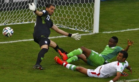 Pemain Timnas Nigeria, Ahmed Musa (hijau), berebut bola dengan dua pemain Iran di laga Grup F Piala Dunia 2014 Brasil di Stadion Baixada, Curitiba, Senin (16/6). 