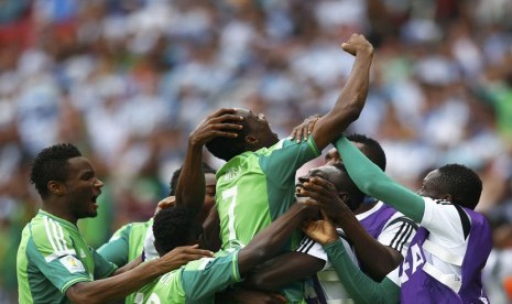 Pemain Timnas Nigeria, Ahmed Musa (tengah), meluapkan kegembiraannya usai menjebol gawang Argentina di laga terakhir Grup F Piala Dunia 2014 Brasil di Arena Beira Rio, Porto Alegre, Rabu (25/6). 