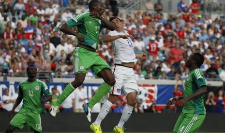 Pemain Timnas Nigeria (hijau) melakoni laga uji coba lawan Timnas Amerika Serikat jelang perhelatan Piala Dunia 2014 Brasil.