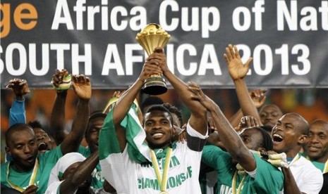 Pemain timnas Nigeria merayakan keberhasilan mereka menjuarai Piala Afrika 2013 usai mengalahkan Burkina Faso di partai final di Johannesburg, Afrika Selatan, Ahad (10/2). 