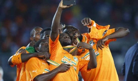 Pemain timnas Pantai Gading merayakan keberhasilan mereka dengan berfoto selfie usai mengalahkan Ghana lewat adu penalti di final Piala Afrika 2015 di Bata pada Ahad (8/2). 