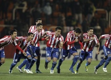 Pemain timnas Paraguay berteriak gembira usai memastikan tiket final Copa America 2011 dengan menundukkan Venezuela lewat duel penalti.