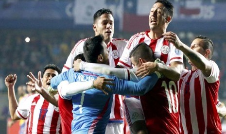 Pemain timnas Paraguay melakukan selebrasi usai menyingkirkan Brasil di babak perempat final Copa Amerika 2015 di Estadio Municipal, Concepcion, Cile, Sabtu (27/6). 