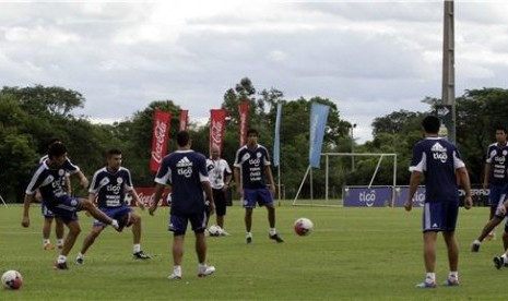 Pemain timnas Paraguay menggelar sesi latihan jelang laga kualifikasi Piala Dunia 2014 lawan Uruguay di Ypane, Asuncion, Rabu (20/3).