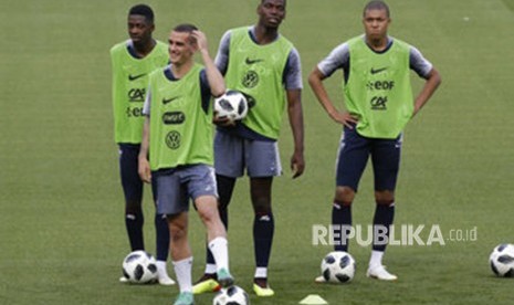 Pemain timnas Prancis Ousmane Dembele, Antoine Griezmann, Paul Pogba, dan Kylian Mbappe (paling kanan) saat latihan di Allianz Riviera stadium Nice Prancis.