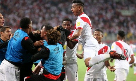 Pemain timnas Peru merayakan keberhasilannya lolos ke Piala Dunia 2018 usai mengalahkan Selandia Baru 2-0 di leg kedua playoff antar-Benua di Stadion Nasional, Lima, Peru, Rabu (15/11). 