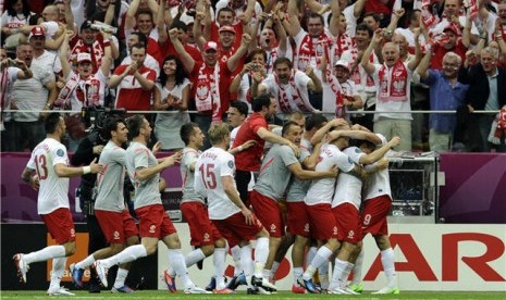 Pemain timnas Polandia melakukan selebrasi usai menjebol jala Yunani dalam laga perdana Grup A Piala Eropa 2012 di Stadion Nasional, Warsawa, Jumat (8/6).