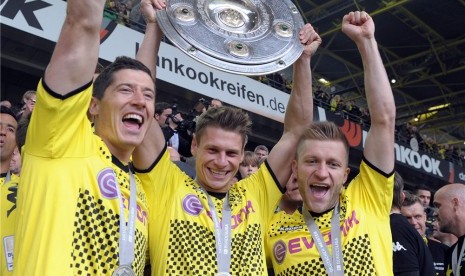 Pemain timnas Polandia yakni Robert Lewandowski (kiri), Lukasz Piszczek dan Jakub 'Kuba' Blaszczykowski melakukan selebrasi usai membawa Borussia Dortmund menjuarai Bundesliga Jerman di Dortmund, Jerman, beberapa waktu lalu. 