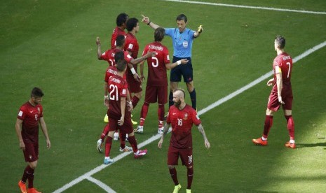 Pemain Timnas Portugal melakukan protes terhadap wasit asal Serbia, Milorad Mazic, yang memberikan hukuman penalti saat menghadapi Jerman di laga Grup G Piala Dunia 2014 di Arena Fonte Nova, Salvador, Senin (16/6). 