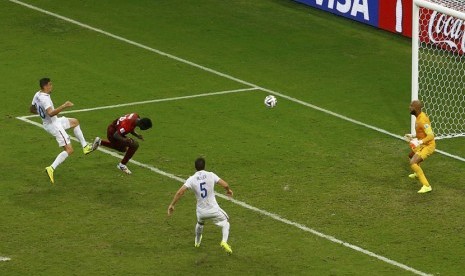 Pemain Timnas Portugal, Varela (dua kanan), menjebol gawang Amerika Serikat di laga kedua Grup G Piala Dunia 2014 Brasil di Arena Amazonia, Manaus, Ahad (22/6). 