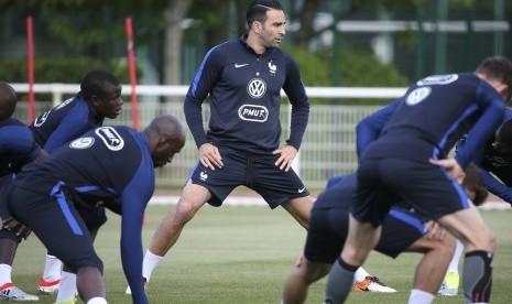 Pemain Timnas Prancis, Adil Rami, dalam sesi latihan timnas di Clairefontaine, dekat Paris, pada 25 Mei 2016. 