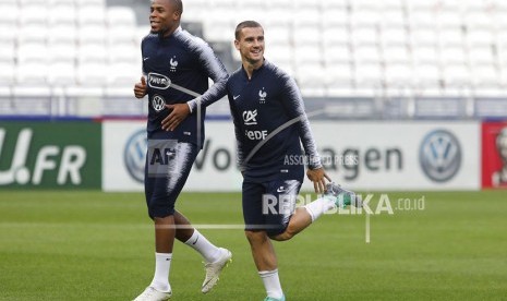 Pemain Timnas Prancis Antoine Griezmann dan Djibril Sidibe pada sesi Latihan di Groupama stadium Decines Lyon Prancis.