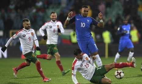 Pemain timnas Prancis Dimitri Payet (nomor 10) dijegal salah satu pemain Bulgaria pada laga kualifikasi Piala Dunia 2018.