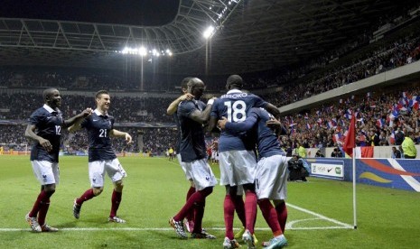 Pemain timnas Prancis merayakan gol Antoine Griezmann (kanan) saat laga uji coba lawan Paraguay di Allianz Riviera, Nice, Ahad (1/6). 