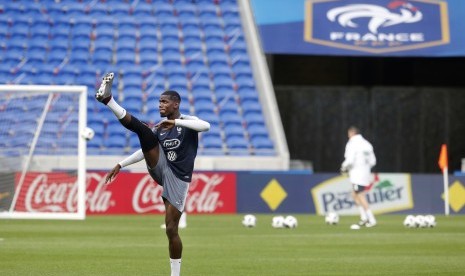 Pemain Timnas Prancis, Paul Pogba, melakukan pemanasan saat sesi latihan di Stadion Groupama, Decines, Lyon, Prancis, Jumat (8/6).