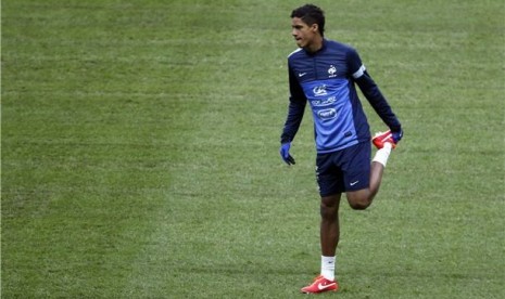  Pemain timnas Prancis, Raphael Varane, mengikuti sesi latihan timnas di Stade de France. 