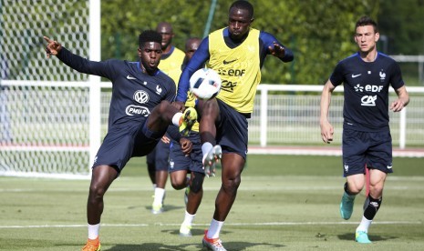 Pemain Timnas Prancis, Samuel Umtiti dan Moussa Sissoko, menghadiri sesi latihan timnas di Clairefontaine, dekat Paris, pada 25 Mei 2016. 