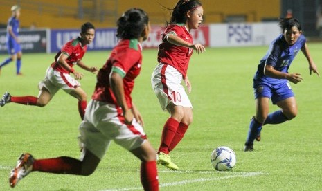 Pemain timnas putri Indonesia, Dhaniele Daphne (kedua kanan), berebut bola dengan pesepak bola putri Thailand, Khwanrudi Saengchan (kanan), saat pertandingan persahabatan di Stadion Gelora Sriwijaya Jakabaring, Palembang, Ahad (27/5).