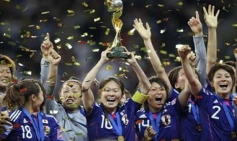 Pemain timnas putri Jepang merayakan kesuksesannya meraih juara Piala Dunia 2011 dengan menekuk Amerika Serikat di partai final.