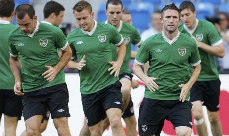 Pemain timnas Republik Irlandia melakukan latihan jelang laga lawan Italia di Poznan, Polandia, pada Ahad (17/6).