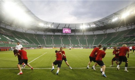 Pemain timnas Republika Ceska melakukan pemanasan dalam sesi latihan di Wroclaw, Polandia, Kamis (7/6). 