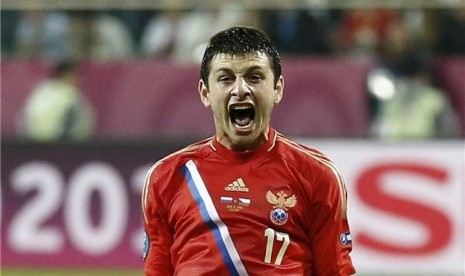 Pemain timnas Rusia, Alan Dzagoev, berteriak keras meluapkan kegembiraannya usai menjebol jala Republik Ceska di laga Grup A di Wroclaw, Polandia, Jumat (8/6). 