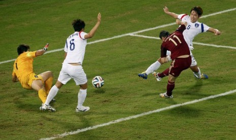 Pemain Timnas Rusia, Alexander Kerzhakov (11), mencetak gol saat menghadapi Korea Selatan di laga Grup H Piala Dunia 2014 di Arena Pantanal, Cuiaba, Selasa (17/6). 