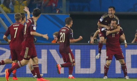 Pemain Timnas Rusia, Alexander Kerzhakov (kanan atas), melakukan selebrasi bersama rekan setimnya usai menjebol gawang Korea Selatan di laga Grup H Piala Dunia 2014 Brasil di Arena Pantanal, Cuiaba, Selasa (17/6). 