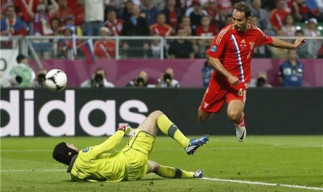 Pemain timnas Rusia, Roman Shirokov (kanan), memperdayai kiper Republik Ceska, Petr Cech, untuk membawa timnya memimpin sementara 2-0 di laga Grup A Piala Eropa 2012 di Wroclaw, Polandia, Jumat (8/6). 