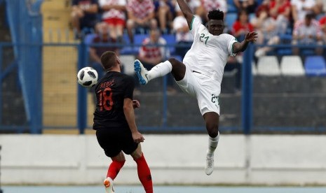 Pemain Timnas Senegal, Lamine Gassama (kanan), terlibat perebutan bola dengan pemain Kroasia, Ante Rebic, dalam laga internasional di Osijek, Kroasia, Jumat (8/6).