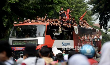 Pemain timnas Sepak bola Indonesia saat mengikuti kirab juara kontingen Sea Games 2023 di Depan Gedung Kemenpora, Senayan, Jakarta, Jumat (19/5/2023). Kegiatan kirab juara ini sebagai bentuk penghormatan bagi para Atlet Indonesia yang telah sukses mengharumkan bangsa indonesia di SEA Games 2023. Adapun rute Kirab Juara ini yaitu Kantor Kemenpora-HI-GBK. Seperti diketahui Idonesia berhasi sukses merebut 87 medali emas, 80 medali perak dan 109 medali perunggu.