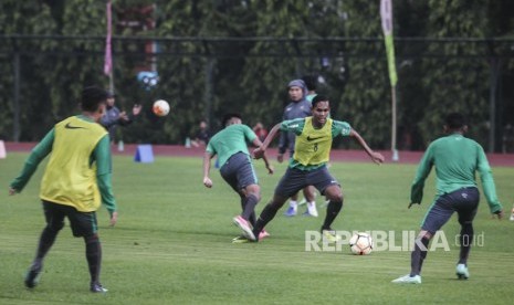 Pemain Timnas Sepak Bola Indonesia U-19 mengikuti latihan saat Pemusatan Latihan (TC) di Lapangan Universitas Negeri Yogyakarta, Senin (21/5). 