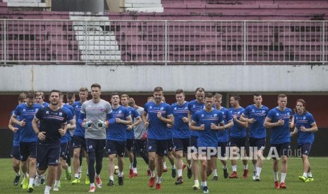 Pemain timnas sepak bola Islandia melakukan pemanasan saat uji coba lapangan di Stadion Maguwoharjo, Sleman, DI Yogyakarta, Rabu (10/1).