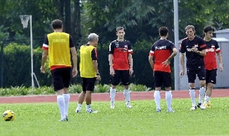 Pemain timnas Singapura saat berlatih di lapangan Maybank, Selangor, Malaysia.