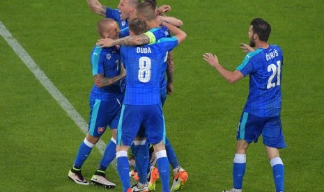 Pemain timnas Slowakia merayakan kemenangan mereka 3-1 atas Jerman dalam laga internasional di Augsburg, Jerman, pada 29 Mei 2016. 