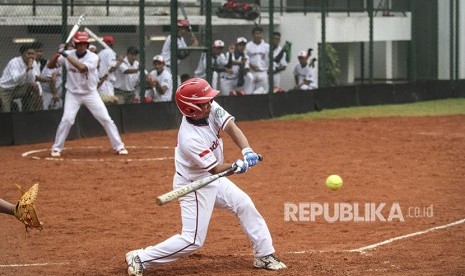 Pemain Timnas softball putra Indonesia Alfan Sontiara memukul bola saat bertanding melawan Timnas Malaysia pada babak penyisihan Asian Men Softball Championship di lapangan softball Senayan, Jakarta, Senin (23/4).