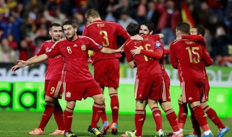  Pemain Timnas Spanyol, Isco (tiga kanan), melakukan selebrasi bersama rekannya usai menjebol gawang Belarusia di laga Grup C kualifikasi Piala Eropa 2016 di Huelva pada Sabtu (15/11). 